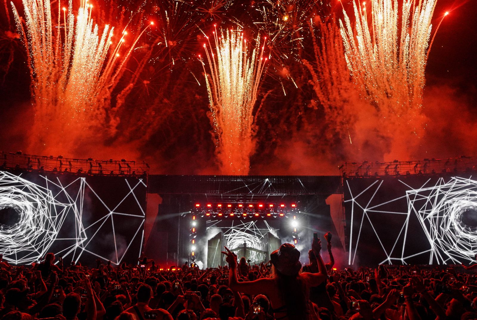 Stage Pyros by Tononoka Fireworks